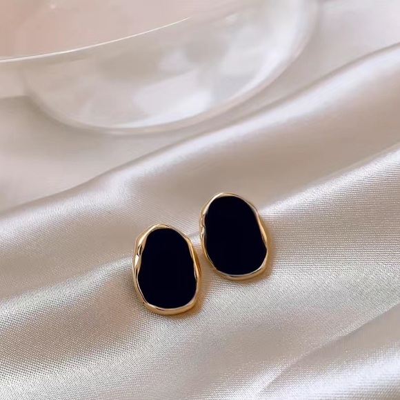 ⚜️3 for $30⚜️ French Retro Oval Black & Gold Earrings - Picture 4 of 8